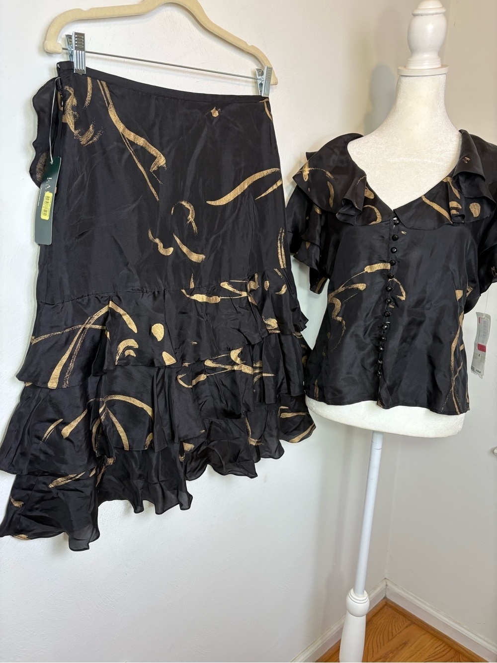 NWT Lauren Ralph Lauren 2 Piece 100% silk ruffle gold splash blouse skirt 4/6 S